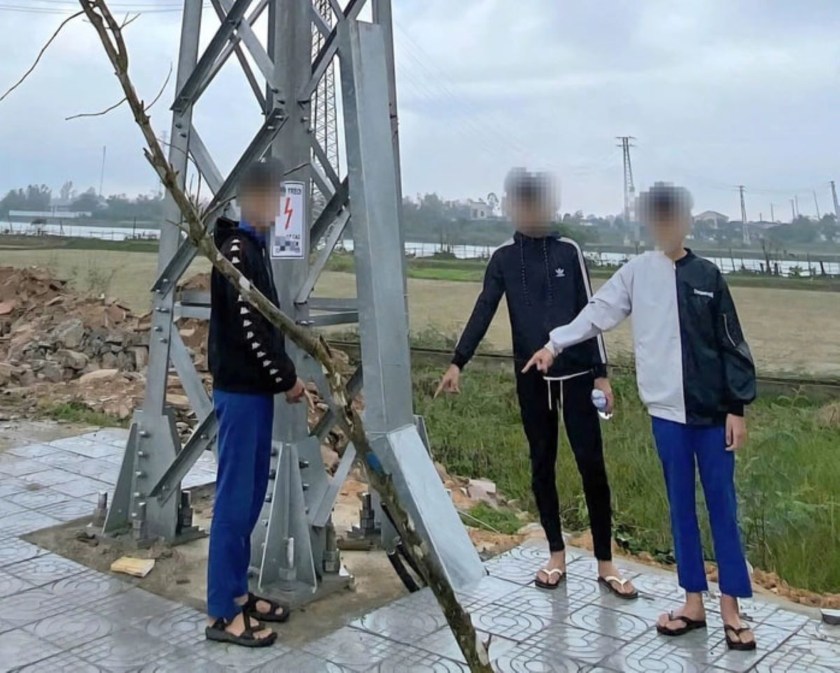 Bắt gọn nh&oacute;m thủ phạm cắt trộm h&agrave;ng trăm m&eacute;t d&acirc;y c&aacute;p điện ngầm, g&acirc;y thiệt hại h&agrave;ng trăm triệu đồng