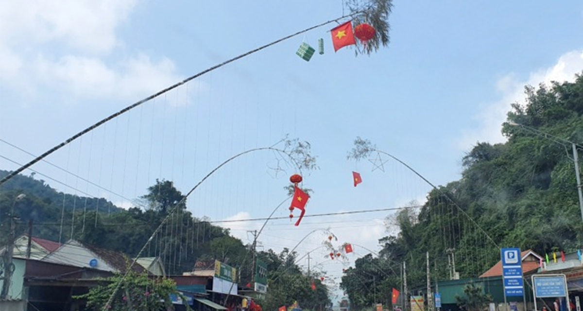 T&igrave;nh h&igrave;nh của cặp vợ chồng bị ph&oacute;ng điện khi dựng c&acirc;y n&ecirc;u ng&agrave;y Tết, 1 người nguy cơ phải cắt tứ chi