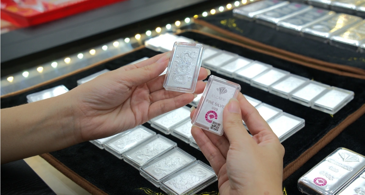 Gi&aacute; bạc h&ocirc;m nay 3/2: Trong nước tiếp tục điều chỉnh, đ&agrave; lao dốc đ&atilde; chậm lại