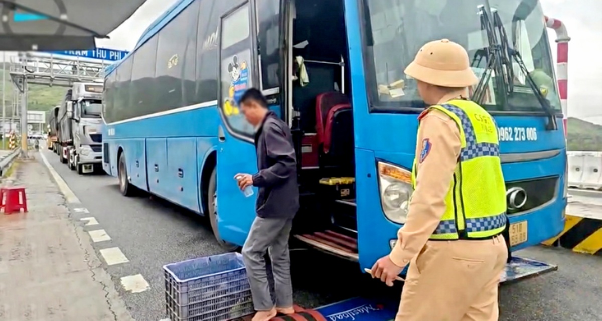 Nhồi nh&eacute;t kh&aacute;ch tr&ecirc;n cao tốc Cam L&acirc;m &ndash; Nha Trang, xe giường nằm lĩnh &aacute;n phạt nặng 