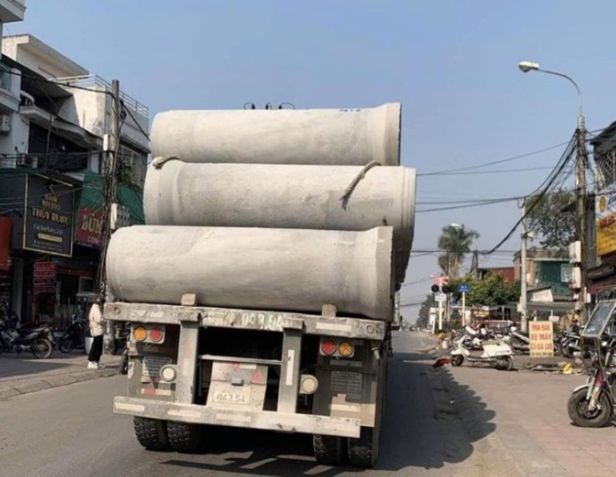 Th&oacute;t tim cảnh xe k&eacute;o chở loạt ống cống b&ecirc; t&ocirc;ng ch&ecirc;nh v&ecirc;nh, kh&ocirc;ng d&acirc;y chằng giữa đường đ&ocirc;ng ở H&agrave; Nội