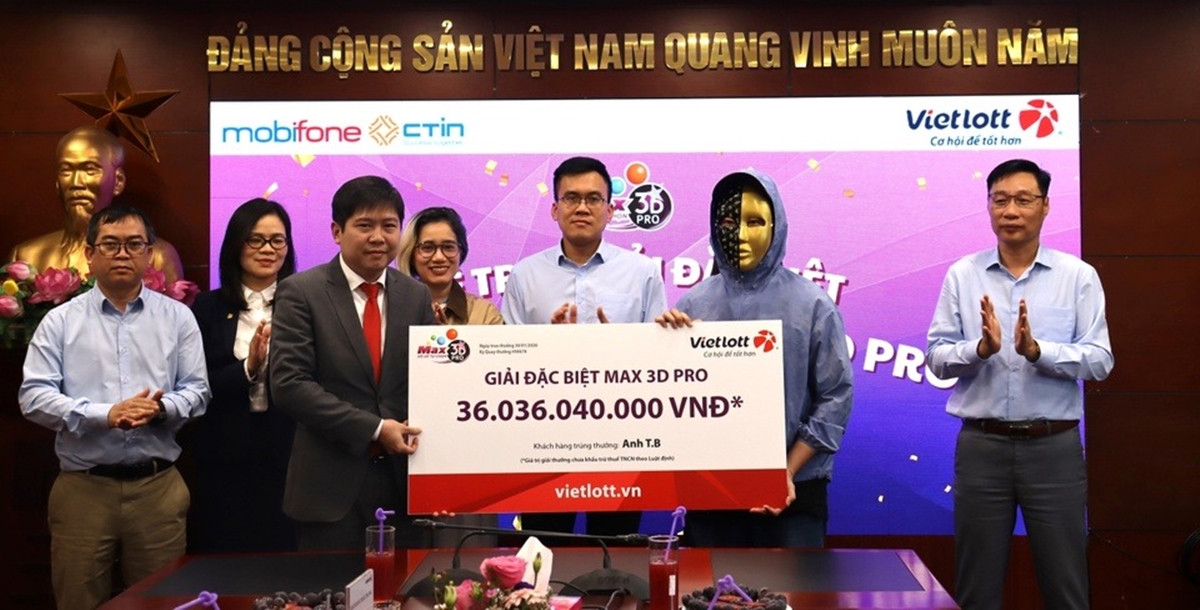 Danh t&iacute;nh người đ&agrave;n &ocirc;ng ở TP.HCM tr&uacute;ng c&ugrave;ng l&uacute;c 120 giải Vietlott, h&eacute; lộ bất ngờ về d&atilde;y số may mắn