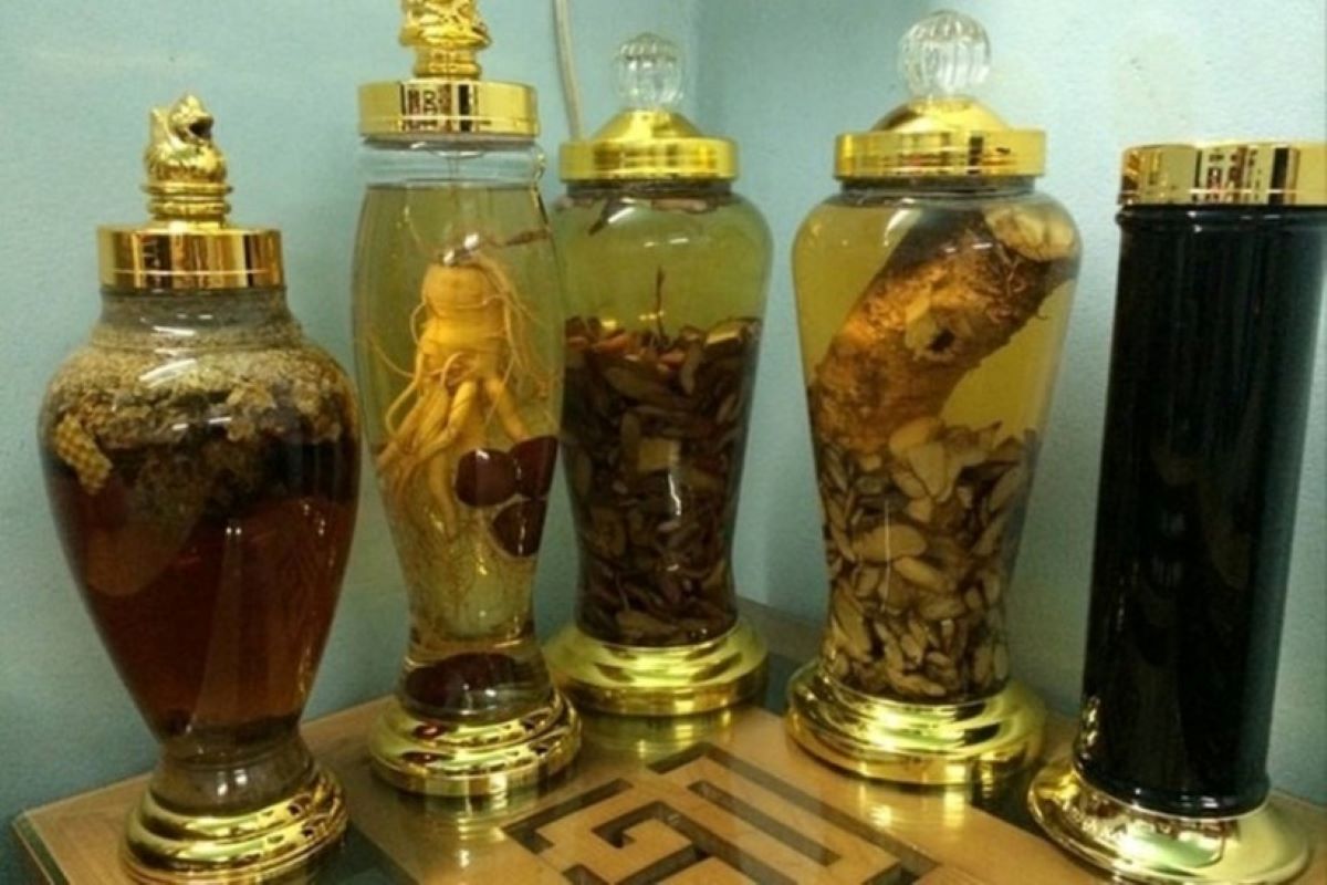 Đồng Th&aacute;p: Chết người sau chầu nhậu rượu ng&acirc;m, Bộ Y tế y&ecirc;u cầu dừng lưu th&ocirc;ng sản phẩm độc hại