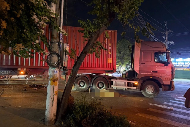 Hiện trường &aacute;m ảnh vụ xe đạp điện t&ocirc;ng container, 1 người chết tại chỗ ở TPHCM