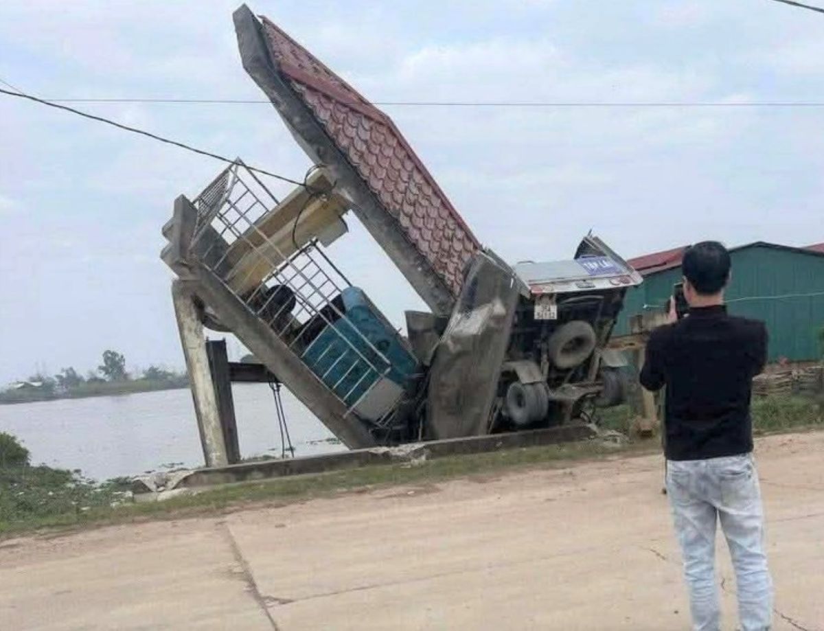 L&agrave;m r&otilde; vụ xe tải mất l&aacute;i t&ocirc;ng v&agrave;o th&agrave;nh cầu ở Ninh B&igrave;nh khiến thầy dạy l&aacute;i tử vong thương t&acirc;m