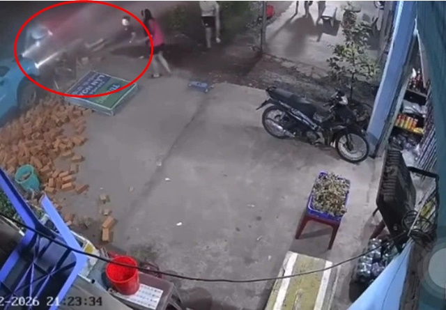 Phẫn nộ clip cứu người bị mắc kẹt dưới gầm xe taxi c&ocirc;ng nghệ, người đ&agrave;n &ocirc;ng bị t&agrave;i xế h&agrave;nh hung ở TPHCM