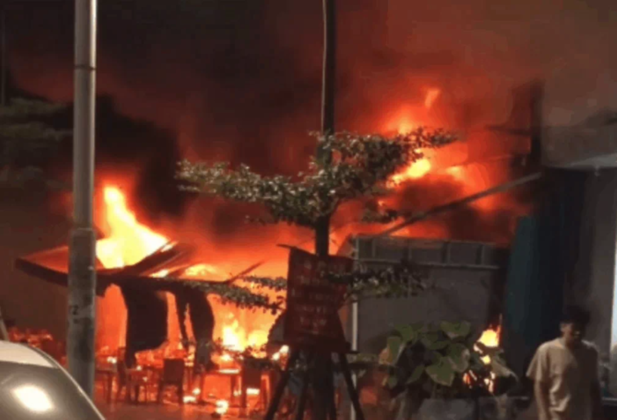 H&agrave; Nội: Cận cảnh hiện trường qu&aacute;n bia ch&aacute;y ng&ugrave;n ngụt trong đ&ecirc;m, lửa đỏ rực cả v&ugrave;ng trời