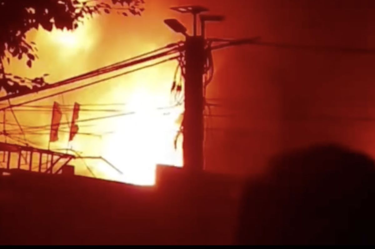 Hiện trường vụ ch&aacute;y xưởng m&acirc;y tre rộng ng&agrave;n m2 ở H&agrave; Nội: Ngọn lửa b&ugrave;ng l&ecirc;n từ điểm kh&ocirc;ng ai ngờ