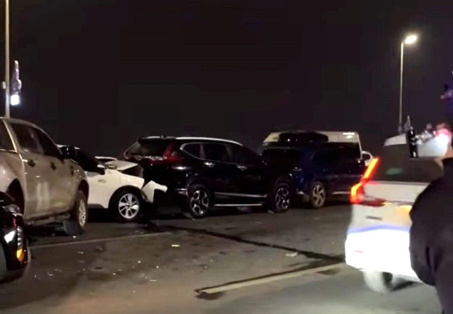 Hiện trường 5 &ocirc; t&ocirc; đ&acirc;m li&ecirc;n ho&agrave;n tr&ecirc;n cầu Nhật T&acirc;n, loạt phương tiện bị hư hỏng nặng