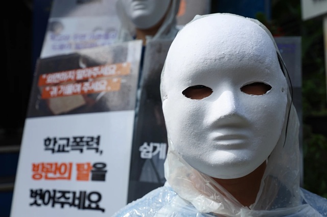 Mạng x&atilde; hội x&ocirc;n xao trước vụ việc 3 thiếu ni&ecirc;n h&agrave;nh hung, tống tiền bạn học suốt 3 năm liền