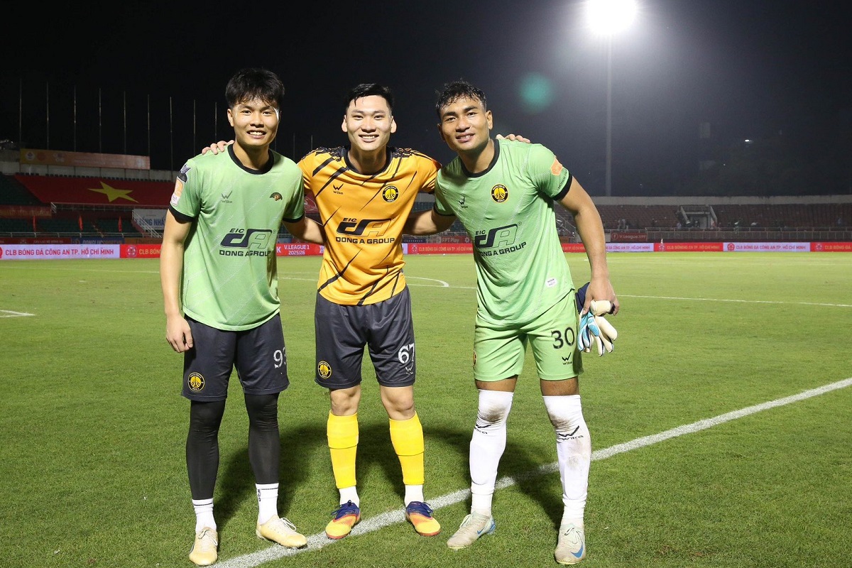 Đội b&oacute;ng V.League rơi v&agrave;o đường c&ugrave;ng, cựu thủ m&ocirc;n U23 Việt Nam \'một m&igrave;nh diễn hai vai\'