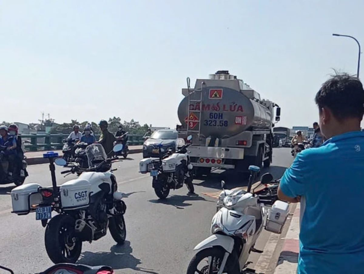 Hiện trường vụ xe bồn c&aacute;n tử vong người phụ nữ tại cầu Ph&uacute; Xu&acirc;n ở TPHCM, lỗi thuộc về ai?