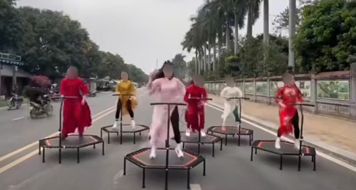 H&agrave; Nội: Nh&oacute;m phụ nữ mang bạt nh&uacute;n ra nhảy trong đền Hai B&agrave; Trưng khiến d&acirc;n t&igrave;nh sửng sốt