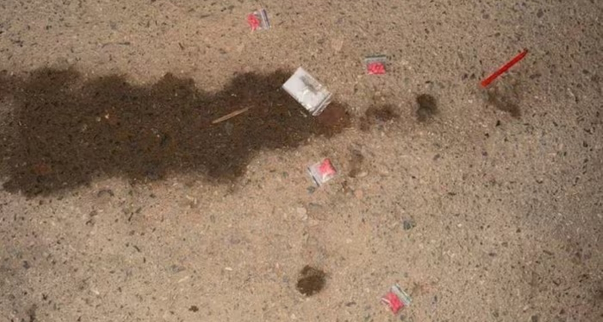 Bắt quả tang 3 thanh ni&ecirc;n l&agrave;m điều đ&aacute;ng xấu hổ trong nh&agrave; nghỉ, 1 người nhảy từ tầng 2 để bỏ chạy