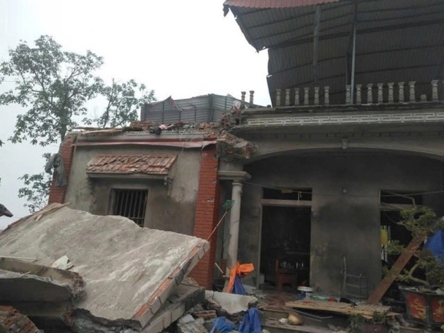 Sau tiếng nổ như bom, ng&ocirc;i nh&agrave; ở Hưng Y&ecirc;n đổ sập k&egrave;m theo kh&oacute;i lửa, 1 người đ&agrave;n &ocirc;ng tử vong tại chỗ
