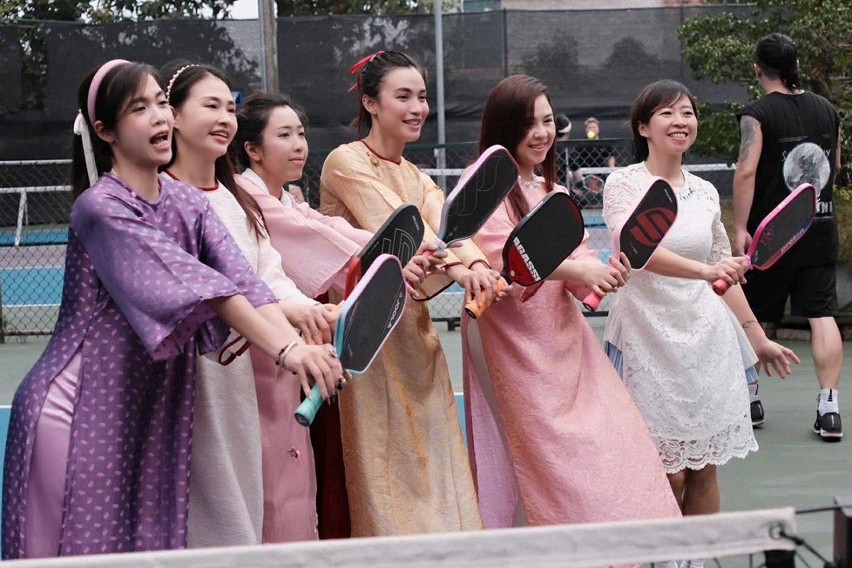 &Aacute;o d&agrave;i phủ s&oacute;ng s&acirc;n Pickleball trước Tết Nguy&ecirc;n đ&aacute;n, b&ugrave;ng nổ tranh c&atilde;i về trang phục thi đấu