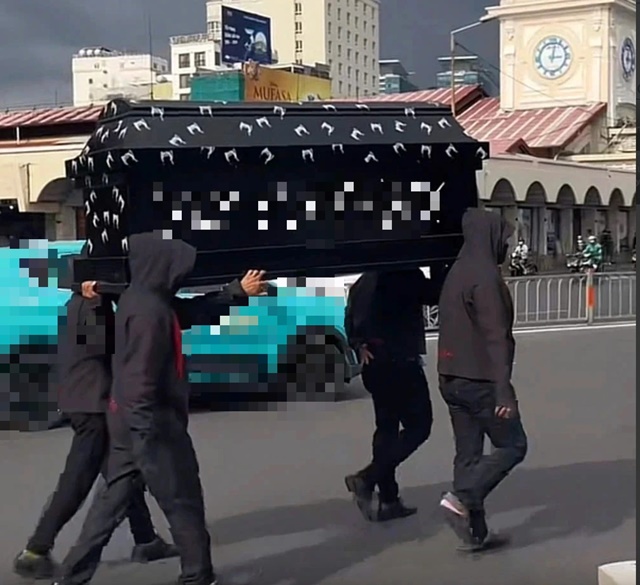 Khi&ecirc;ng quan t&agrave;i giữa trung t&acirc;m S&agrave;i G&ograve;n để c&acirc;u view b&aacute;n h&agrave;ng: 11 người sắp lĩnh &aacute;n g&igrave;?