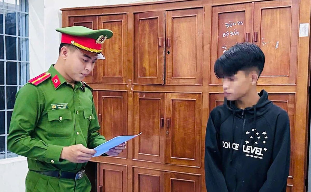 Đi trộm g&agrave; bị ph&aacute;t hiện, thanh ni&ecirc;n cầm dao ch&eacute;m gục chủ nh&agrave;, lộ tuổi đời của 2 kẻ m&aacute;u lạnh