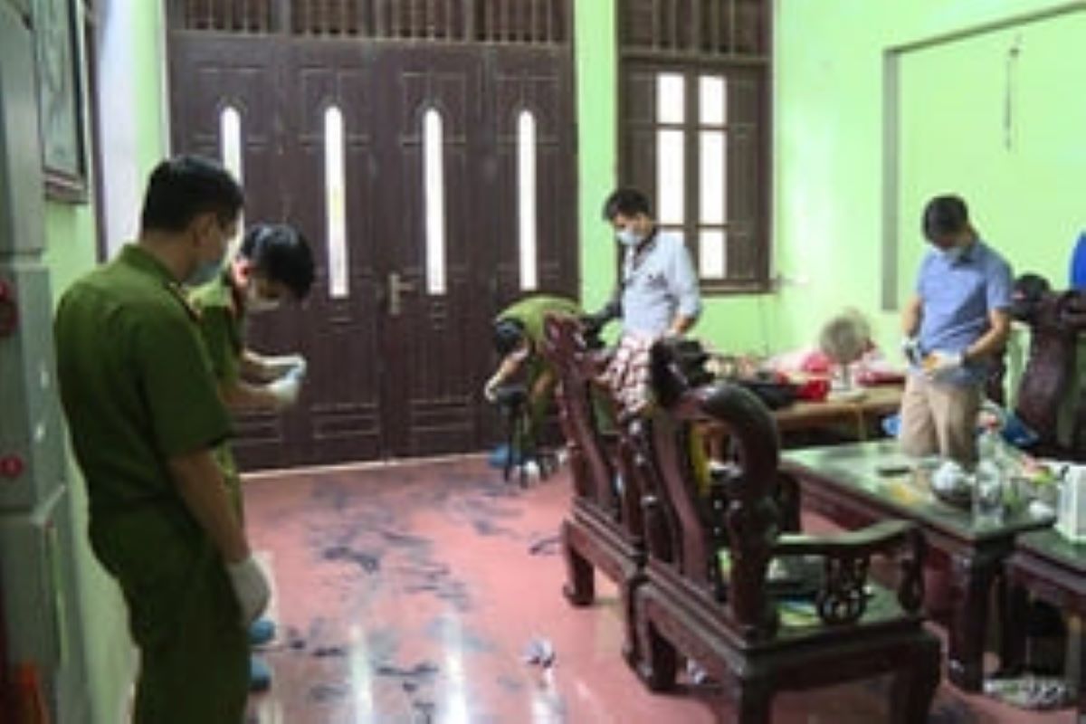 Vụ đ&ocirc;i vợ chồng tử vong tại nh&agrave; ri&ecirc;ng: Hiện trường xuất hiện b&uacute;a đ&oacute;ng đinh d&iacute;nh m&aacute;u, h&eacute; lộ nguồn cơn