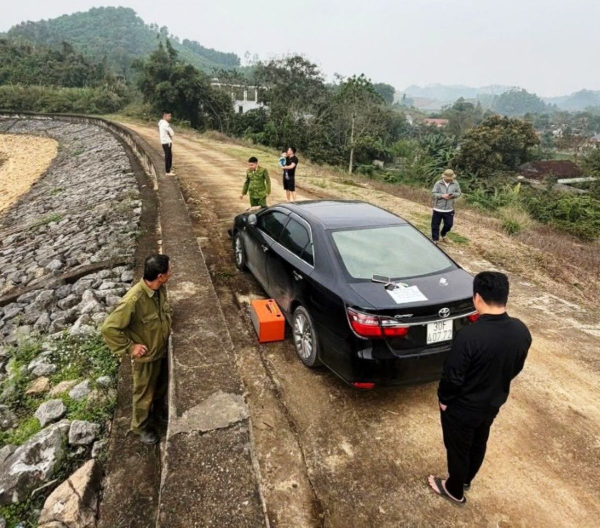 Hiện trường ph&aacute;t hiện một chiếc &ocirc; t&ocirc; c&ugrave;ng l&aacute; thư \'tuyệt mệnh\' b&ecirc;n bờ hồ ở Ninh B&igrave;nh