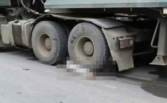 Tai nạn giao th&ocirc;ng nghi&ecirc;m trọng giữa xe m&aacute;y v&agrave; xe đầu k&eacute;o, 2 mẹ con thương vong ở L&agrave;o Cai