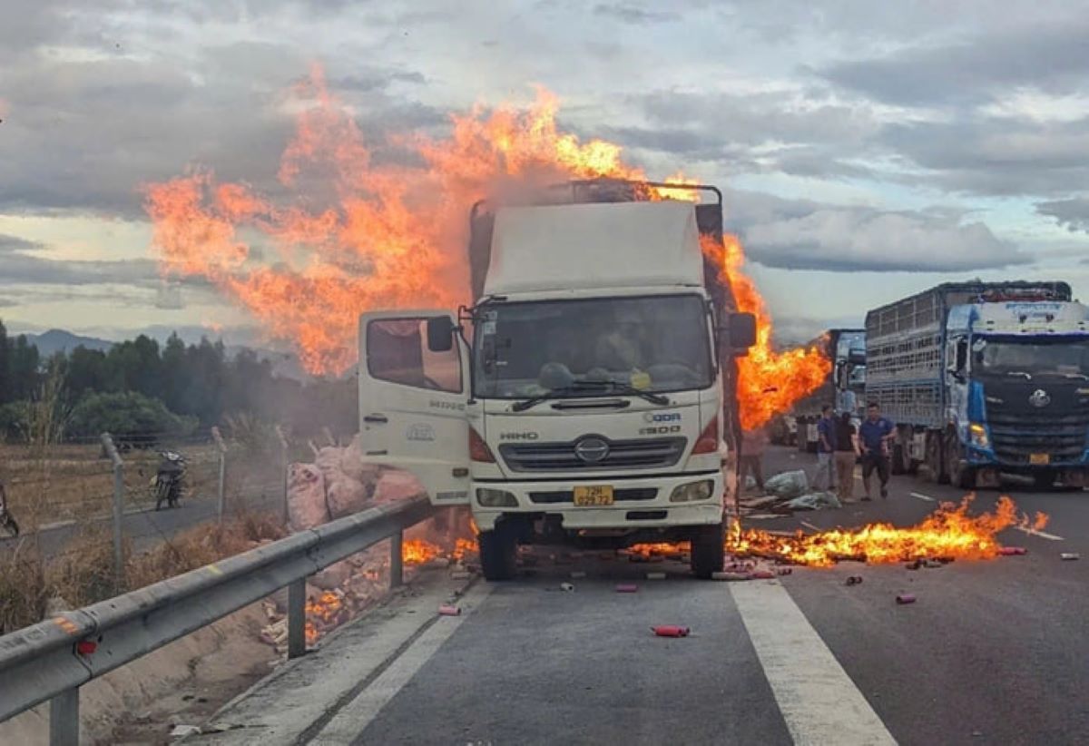 Hiện trường xe tải bốc ch&aacute;y ng&ugrave;n ngụt tr&ecirc;n cao tốc Vĩnh Hảo &ndash; Phan Thiết, h&agrave;ng h&oacute;a bị thi&ecirc;u rụi