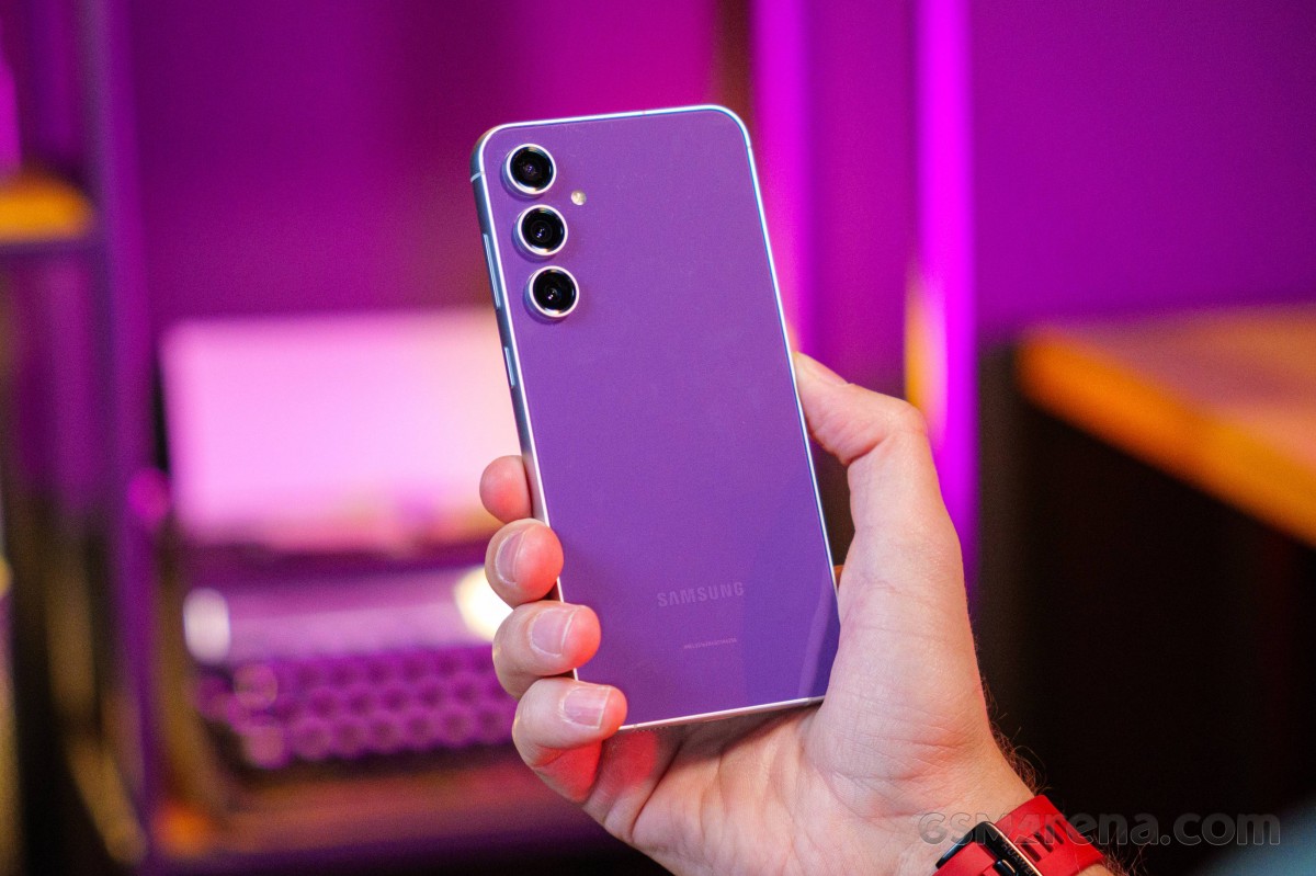 Đ&acirc;y l&agrave; chiếc Galaxy S rẻ nhất Việt Nam c&oacute; thể đấu tay đ&ocirc;i iPhone 17 kh&ocirc;ng l&eacute;p vế, rẻ hơn iPhone 11