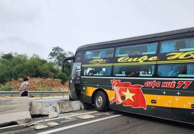 L&yacute; do khiến xe kh&aacute;ch lao v&agrave;o dải ph&acirc;n c&aacute;ch tr&ecirc;n cao tốc, h&agrave;ng loạt h&agrave;nh kh&aacute;ch tr&ecirc;n xe hoảng loạn la h&eacute;t