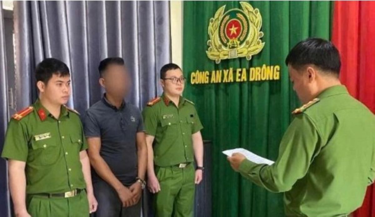 \'Trả đũa\' do m&acirc;u thuẫn c&aacute; nh&acirc;n, một người đ&agrave;n &ocirc;ng ph&aacute;t t&aacute;n h&igrave;nh ảnh nhạy cảm của h&agrave;ng x&oacute;m l&ecirc;n MXH