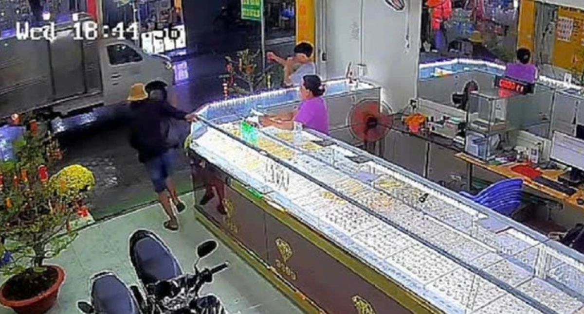 4 tiếng căng thẳng truy l&ugrave;ng đối tượng giả vờ mua rồi cướp v&agrave;ng ở TP.HCM: Ph&aacute;t hiện ở nơi kh&ocirc;ng ngờ