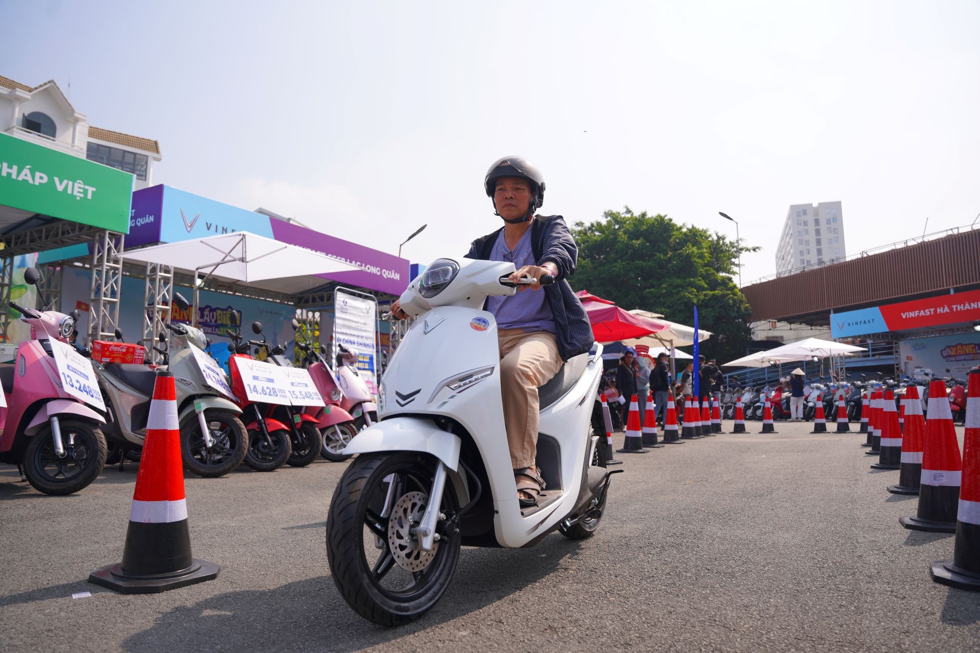 Ấn tượng với thiết kế, kh&aacute;ch h&agrave;ng Việt mua liền 2 chiếc VinFast Feliz 2025 ảnh 2