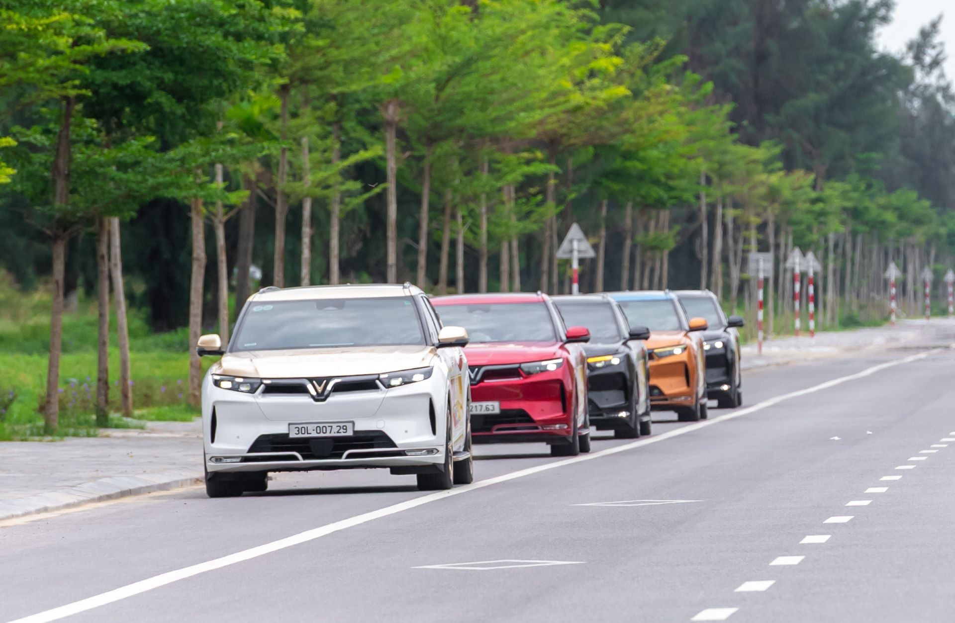 Gi&aacute; từ 1,499 tỷ, sạc miễn ph&iacute; 3 năm, trả trước 0 đồng: L&yacute; do nhiều gia đ&igrave;nh chốt VF 9 dịp cận Tết ảnh 1