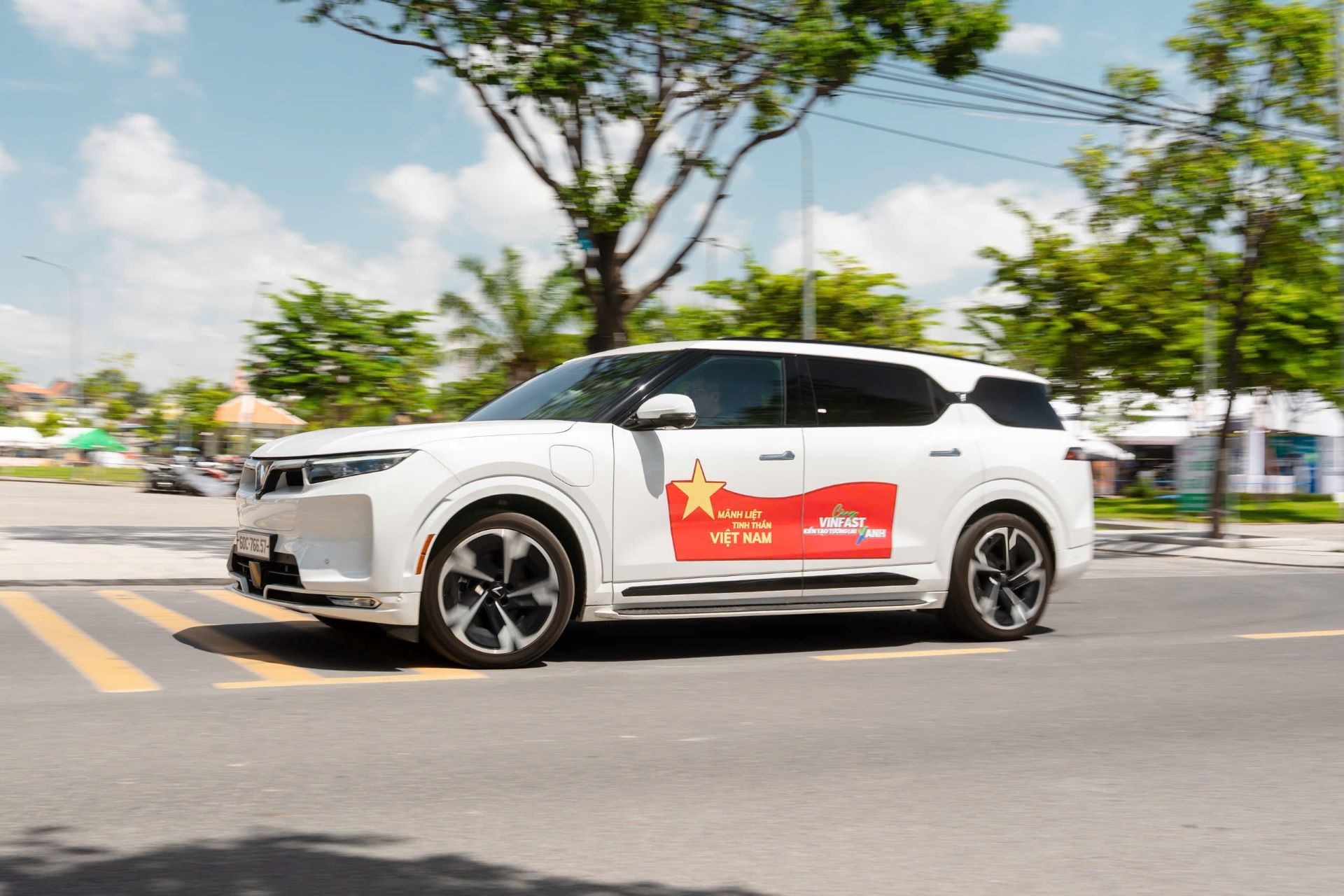 Gi&aacute; từ 1,499 tỷ, sạc miễn ph&iacute; 3 năm, trả trước 0 đồng: L&yacute; do nhiều gia đ&igrave;nh chốt VF 9 dịp cận Tết ảnh 2