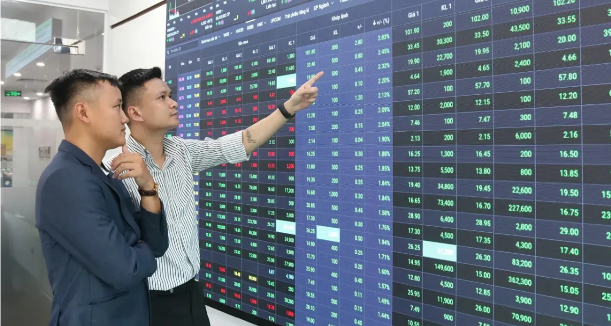 Ph&uacute;t ch&oacute;t b&ugrave;ng nổ, VN-Index kh&eacute;p năm bằng c&uacute; tăng 10 điểm