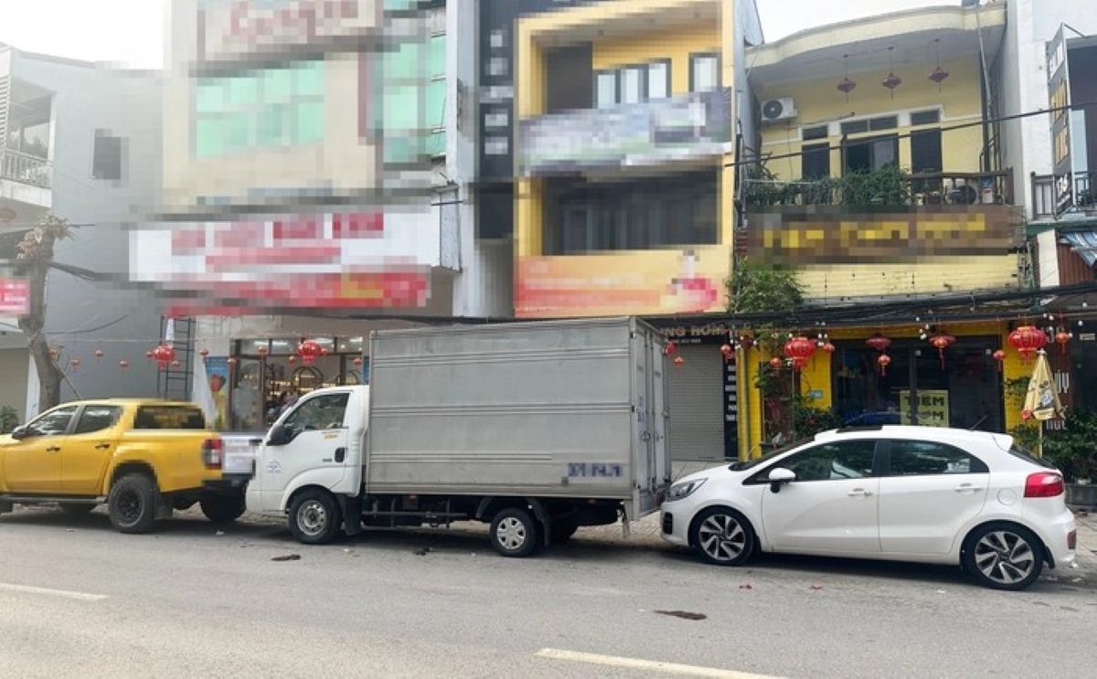 Nghệ An: Xe tải đậu chắn cửa h&agrave;ng nhiều giờ, chủ tiệm c&oacute; c&aacute;ch \'trả đũa\' khiến c&ocirc;ng an phải v&agrave;o cuộc