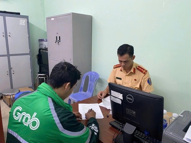 Đăng h&igrave;nh ảnh CSGT TPHCM l&ecirc;n mạng, nam Tiktoker bị phạt nặng