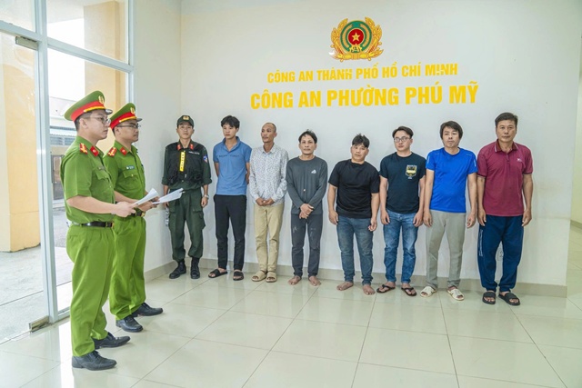 D&ugrave;ng hung kh&iacute; rượt đuổi nhau tr&ecirc;n phố khiến nhiều người bị thương, 7 thanh ni&ecirc;n nhận c&aacute;i kết đắng