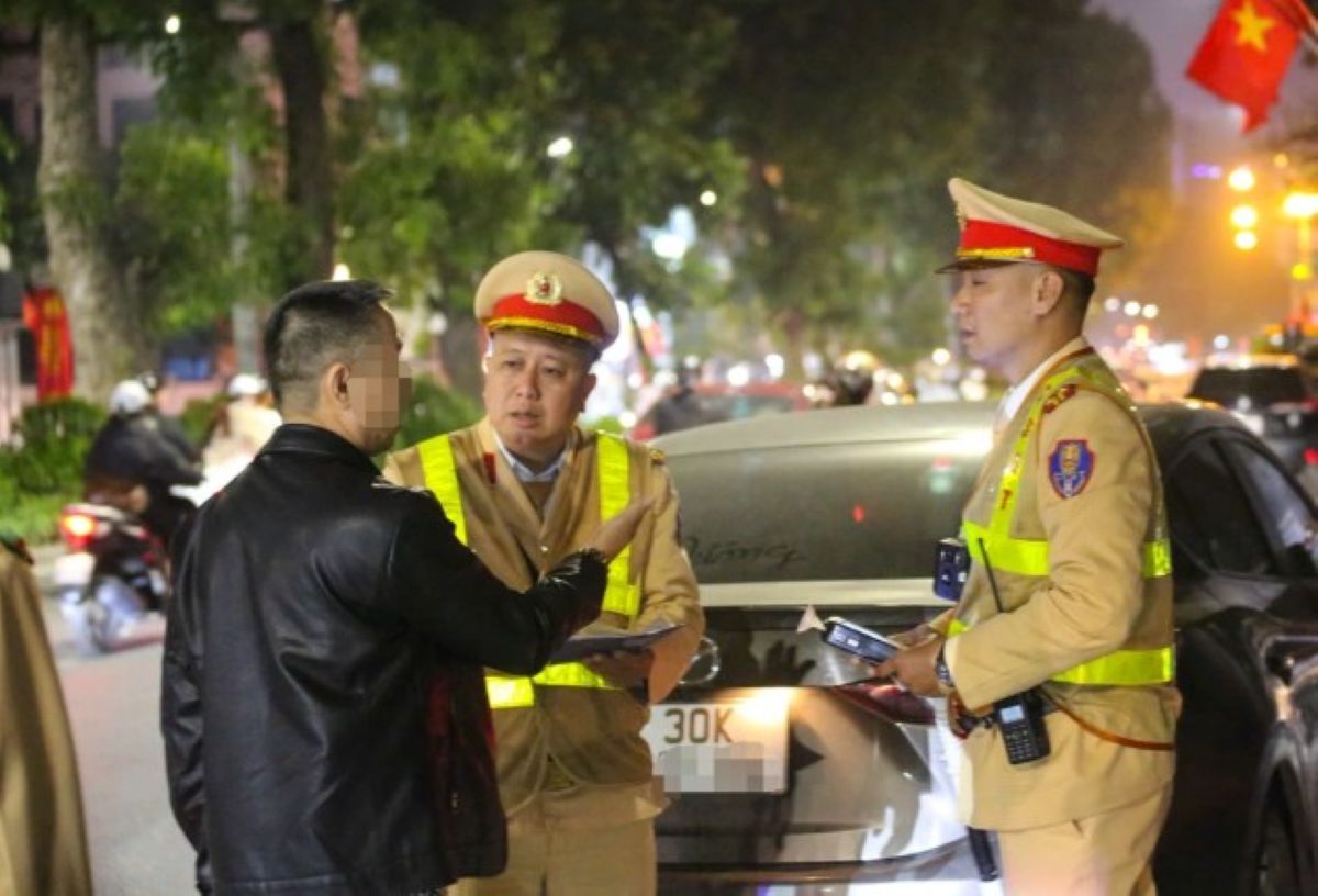 Trong một đ&ecirc;m, CSGT H&agrave; Nội kiểm tra gần 4.600 phương tiện, 85 t&agrave;i xế vi phạm nồng độ cồn bị xử l&yacute;