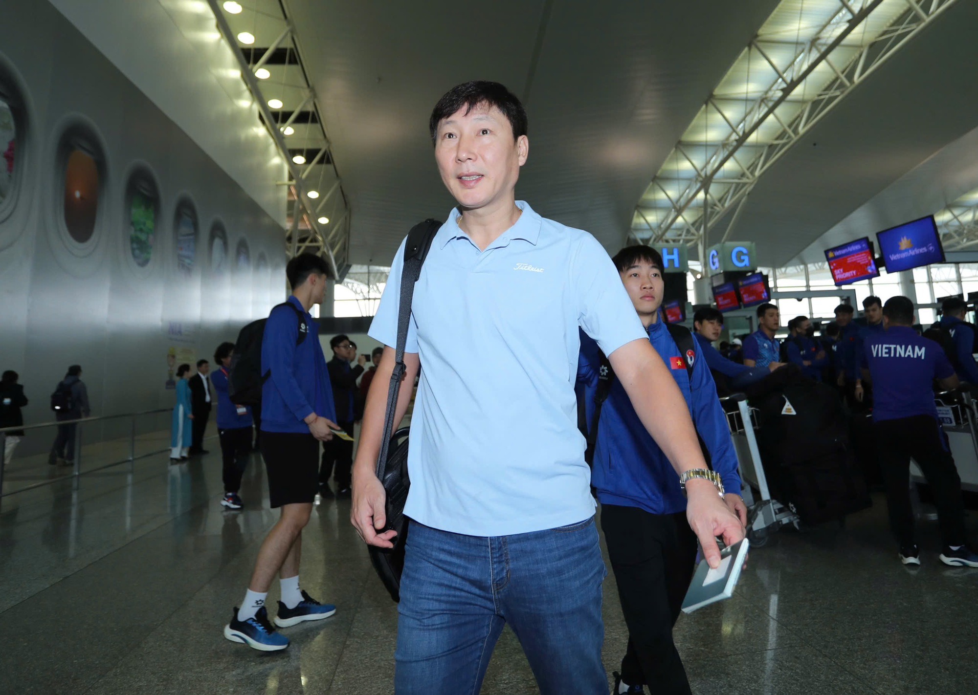 HLV Kim Sang-sik trở về H&agrave;n Quốc, thuyền trưởng ĐT Việt Nam tặng vợ m&oacute;n qu&agrave; \'đặc biệt\'