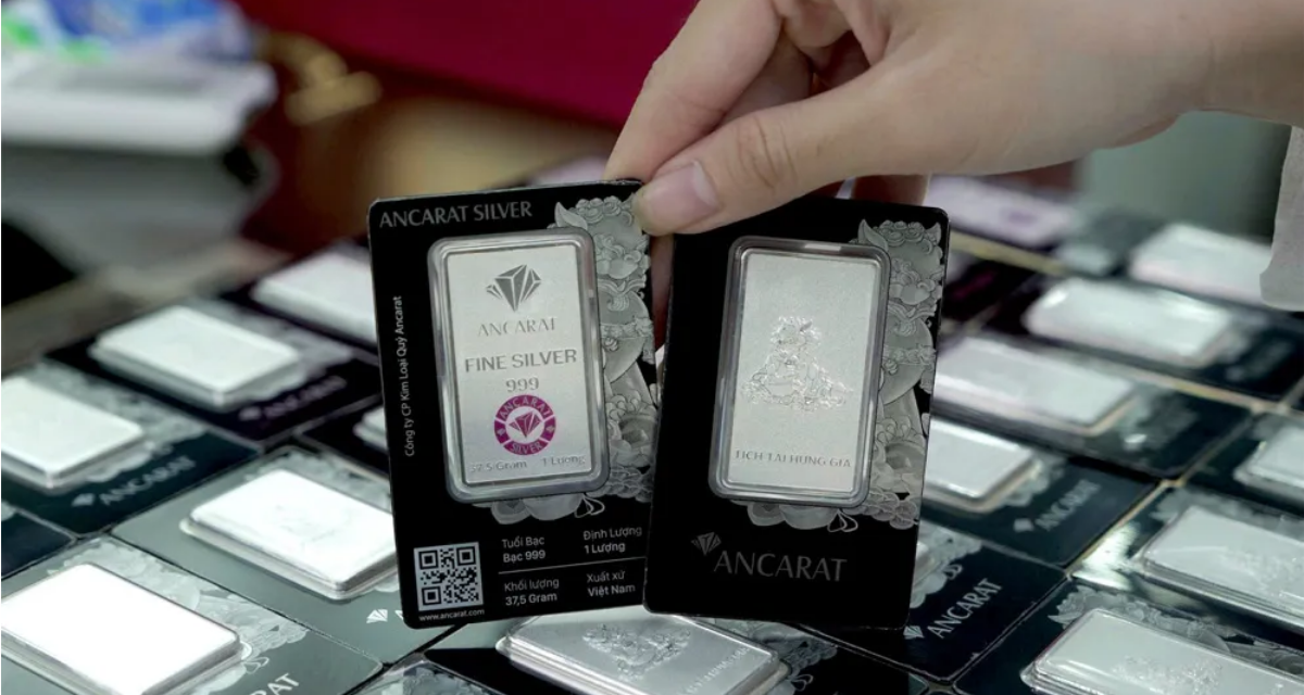 Gi&aacute; bạc h&ocirc;m nay 15/2: Điều chỉnh nhẹ nhưng rủi ro ngắn hạn chưa hạ nhiệt