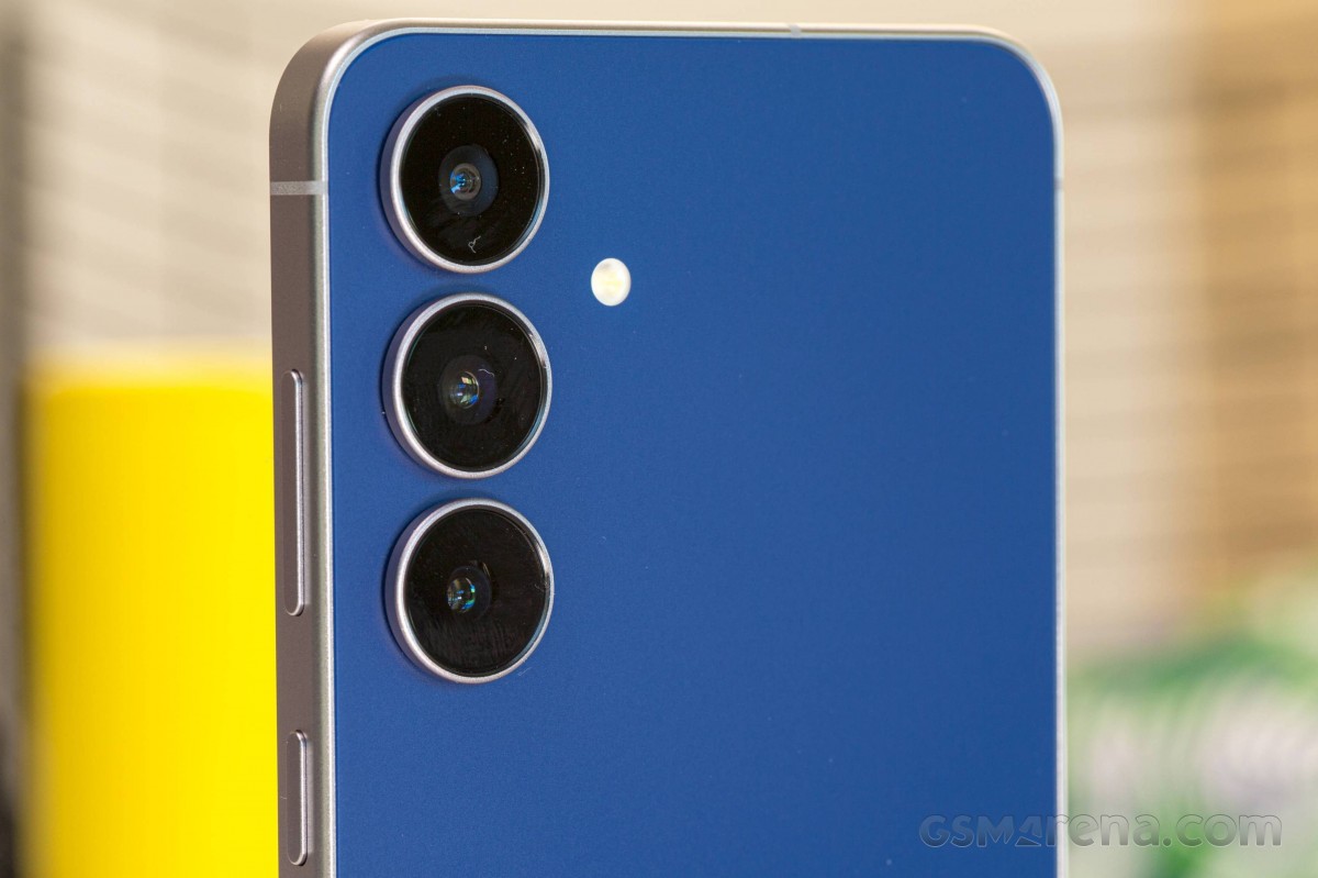 Đ&acirc;y l&agrave; flagship Galaxy S rẻ bằng 1/3 iPhone 17 Pro Max, AI vượt trội, camera xịn ăn đứt iPhone 17