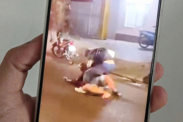 Hai người đ&agrave;n &ocirc;ng \'thượng cẳng ch&acirc;n, hạ cẳng tay\' g&acirc;y n&aacute;o loạn giữa đường TPHCM, h&eacute; lộ nguồn cơn