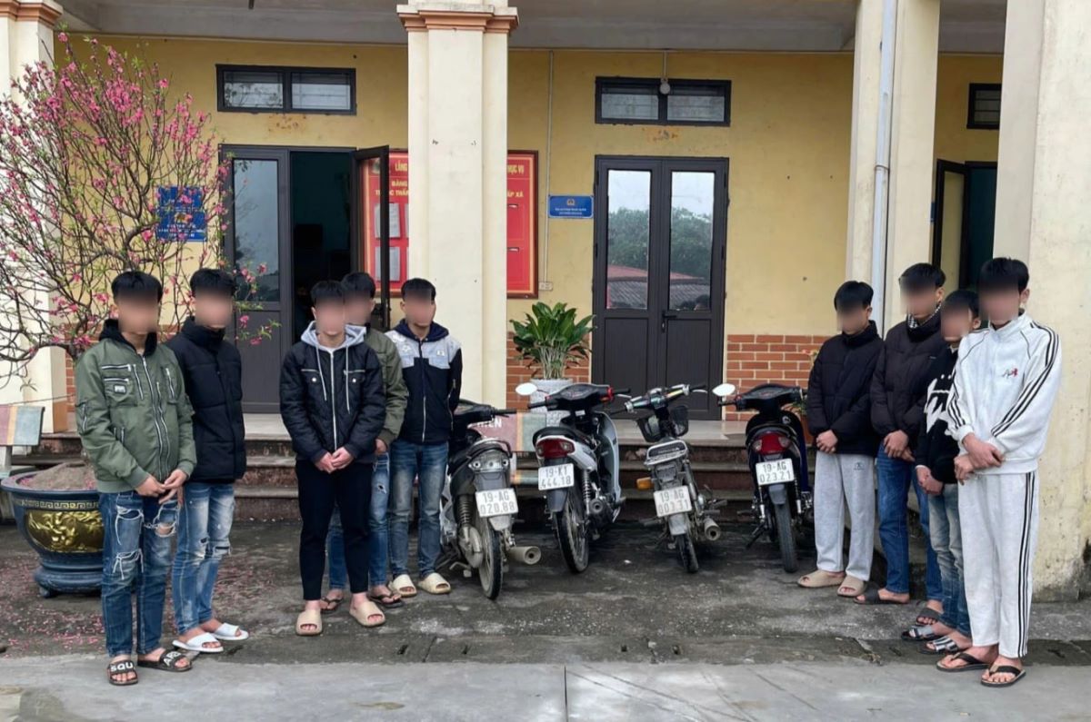 Nh&oacute;m choai choai n&eacute;m chai bia g&acirc;y l&uacute;n xương tr&aacute;n, tụ m&aacute;u sọ người đi đường, h&eacute; lộ nguồn cơn phẫn nộ