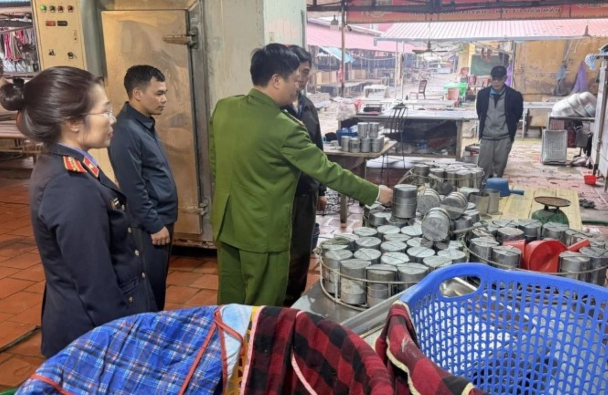 Ph&aacute;t hiện h&agrave;ng trăm c&acirc;y gi&ograve;, t&uacute;i x&uacute;c x&iacute;ch chứa chất cấm, khởi tố chủ cơ sở v&agrave; con trai