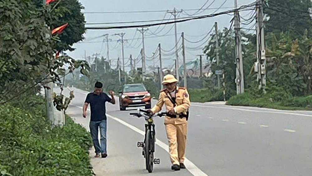 H&agrave; Nội: Người đ&agrave;n &ocirc;ng đi xe đạp ngỡ ng&agrave;ng sau khi phải đ&oacute;ng phạt do vi phạm nồng độ cồn