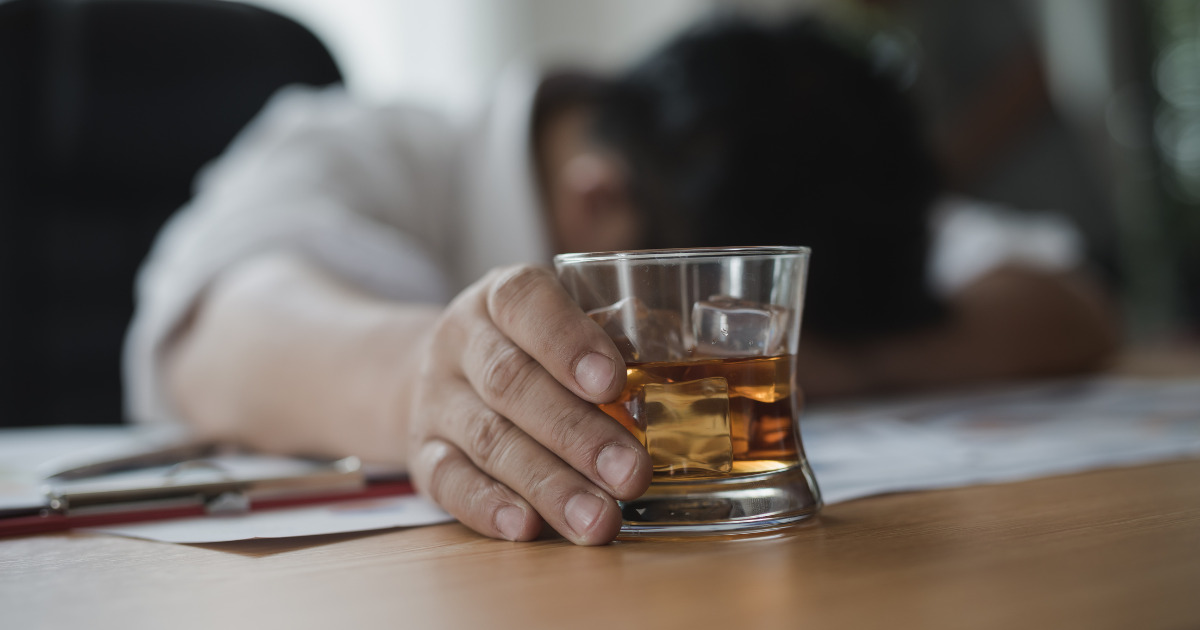 Tự &yacute; b&ecirc;u rếu h&igrave;nh ảnh người say rượu tr&ecirc;n mạng x&atilde; hội: Coi chừng vướng v&ograve;ng lao l&yacute; v&igrave; c&acirc;u like?