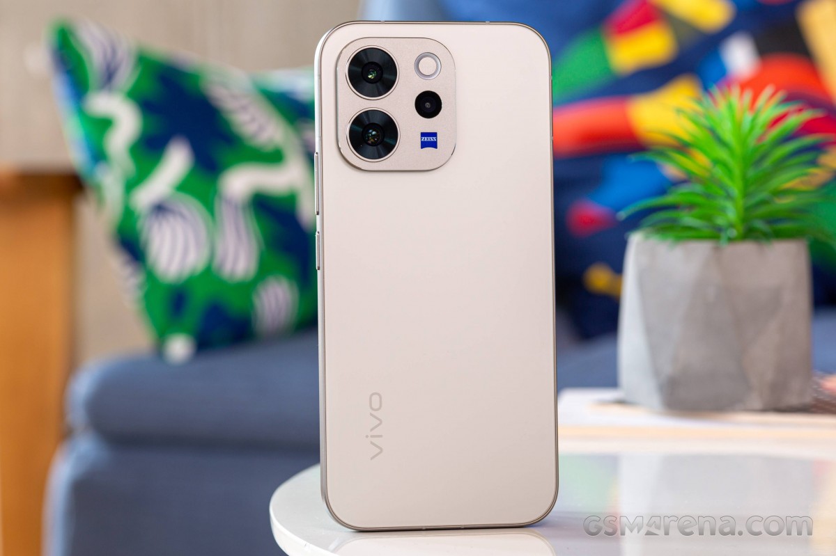 Mở hộp, đ&aacute;nh gi&aacute; nhanh vivo V70: Vua Android tầm trung ngoại h&igrave;nh tinh tế, camera xịn &lsquo;chiến&rsquo; Galaxy S25