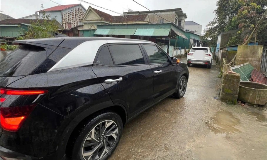 Người đ&agrave;n &ocirc;ng đỗ xe k&iacute;n ng&otilde; l&agrave;m chắn lối đi, khoe c&oacute; quan hệ: T&agrave;i xế c&oacute; thể bị xử phạt thế n&agrave;o?