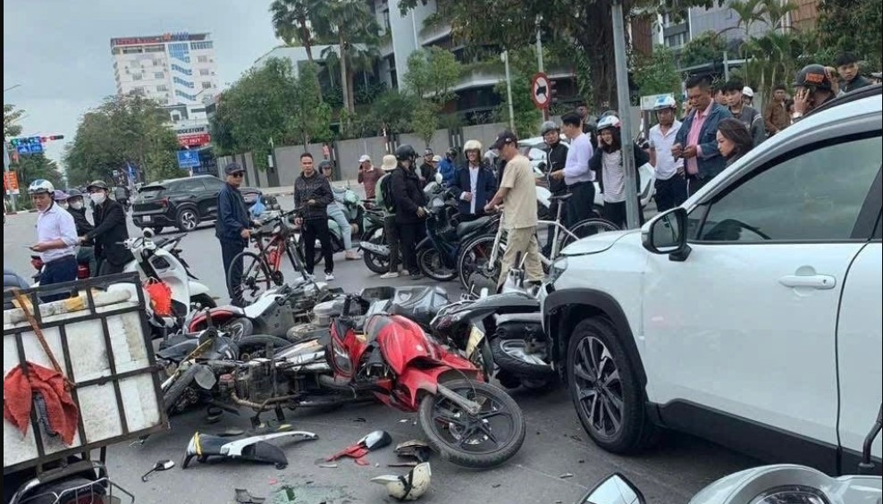 Vụ t&agrave;i xế &ocirc; t&ocirc; t&ocirc;ng li&ecirc;n ho&agrave;n 12 xe m&aacute;y đang chờ đ&egrave;n đỏ: H&eacute; lộ nguy&ecirc;n nh&acirc;n ban đầu g&acirc;y tai nạn