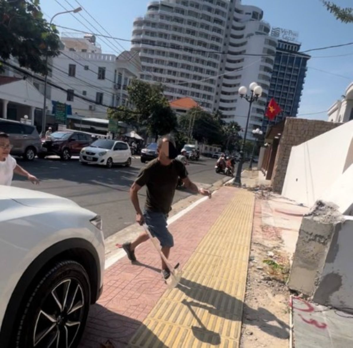 Chủ qu&aacute;n cơm ni&ecirc;u cầm xẻng đuổi đ&aacute;nh kh&aacute;ch nước ngo&agrave;i: Chủ quan c&ugrave;ng 2 người li&ecirc;n quan bị triệu tập